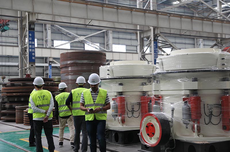 客戶(hù)來(lái)廠考察鋼渣破碎機(jī)設(shè)備 客戶(hù)來(lái)廠考察鋼渣破碎機(jī)設(shè)備