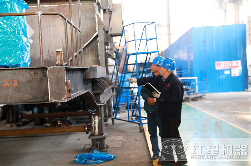 為保證質量，老師傅現場指導設備生產