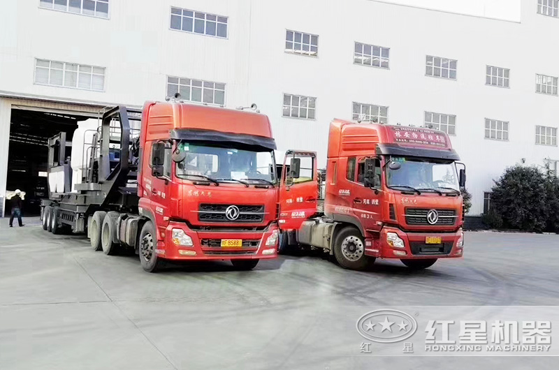 兩臺(tái)可移動(dòng)的小型碎石機(jī)出發(fā)用戶現(xiàn)場